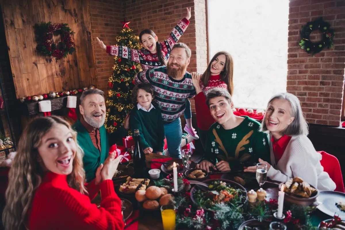 Family photo at the table for Christmas | Skylum Blog