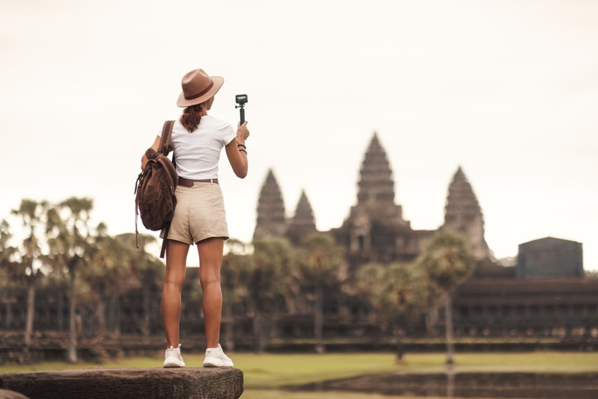 A tourist with a GoPro takes a photo | Skylum Blog