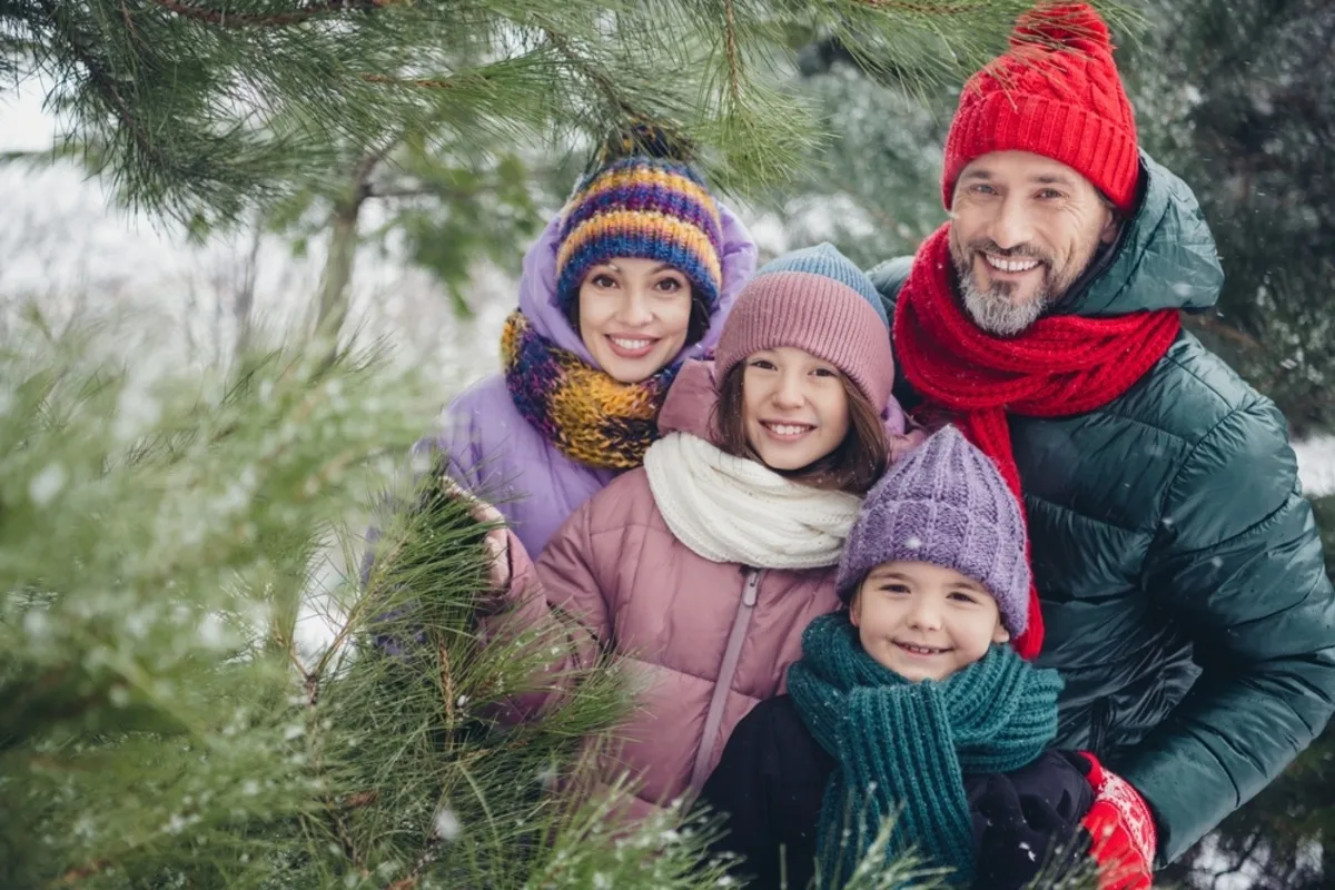 A family photo near the Christmas tree outside | Skylum Blog
