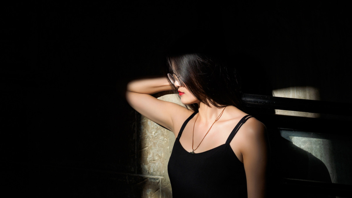 Portrait of a faceless girl in front of a window | Skylum Blog

