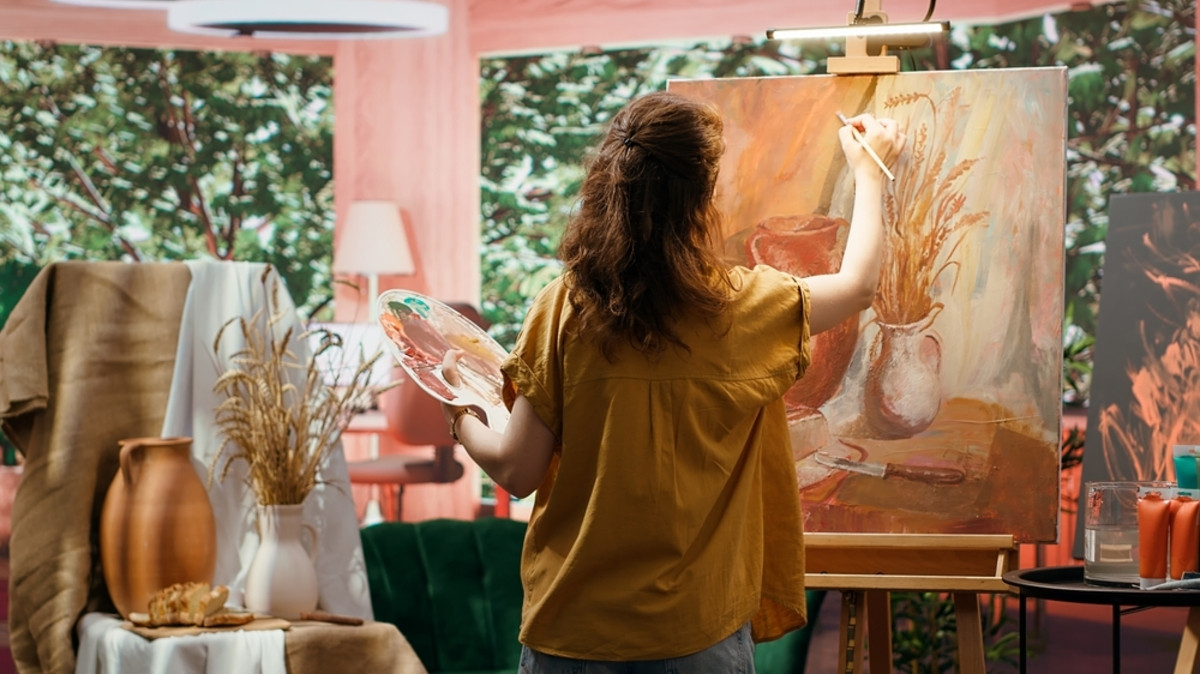 Portrait of an artist in his studio from the back | Skylum Blog

