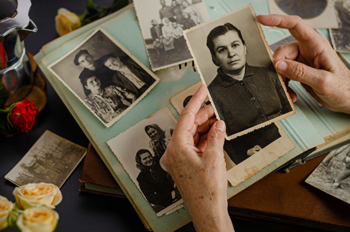 Elderly hands looking at old photos | Skylum Blog

