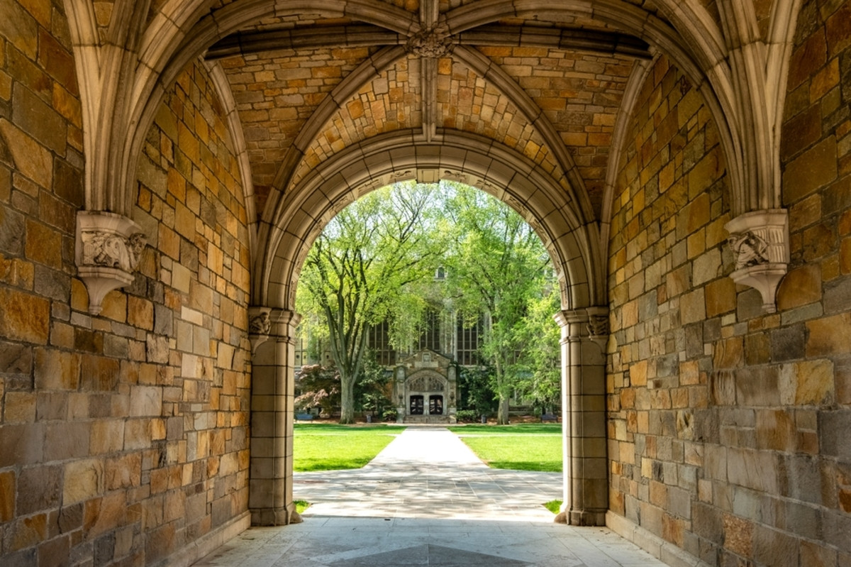 Photo of the building through the arch | Skylum Blog

