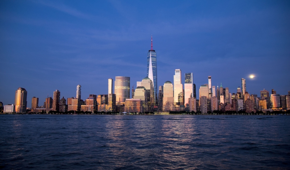 A photo of the city during blue hour | Skylum Blog

