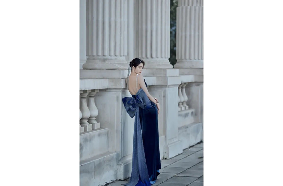 A girl in a dress near the columns | Skylum Blog