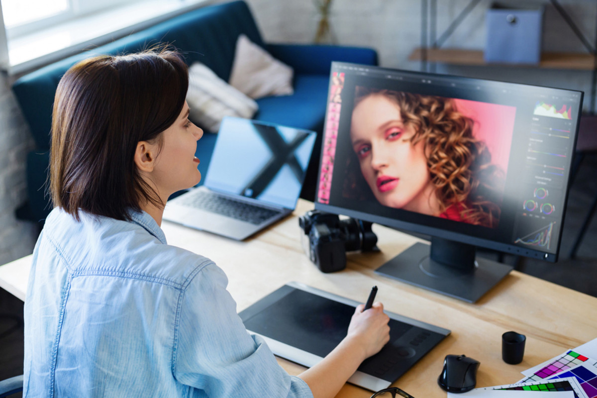 A photographer edits a portrait in a photo editor | Skylum How-to