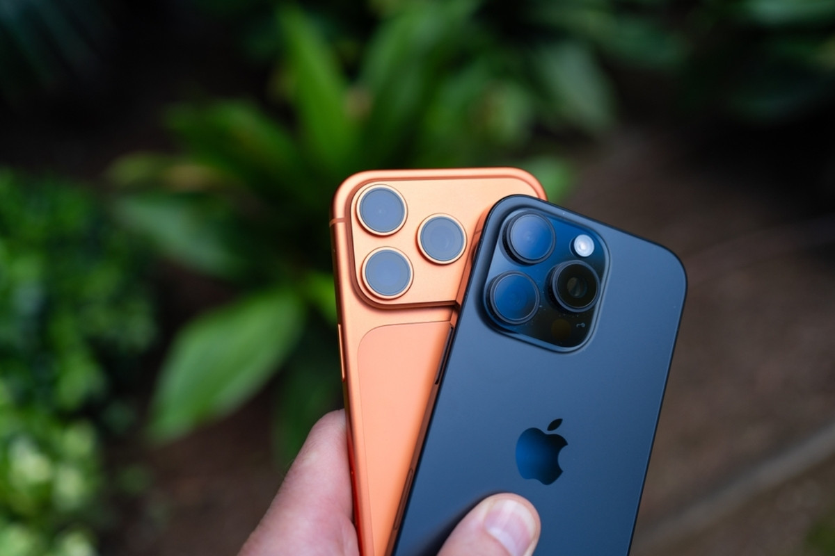 남자의 손에 들린 아이폰 | Skylum 블로그

