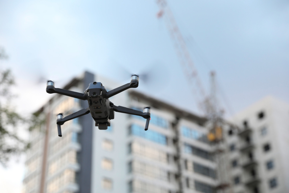Drone near high-rise buildings | Skylum Blog

