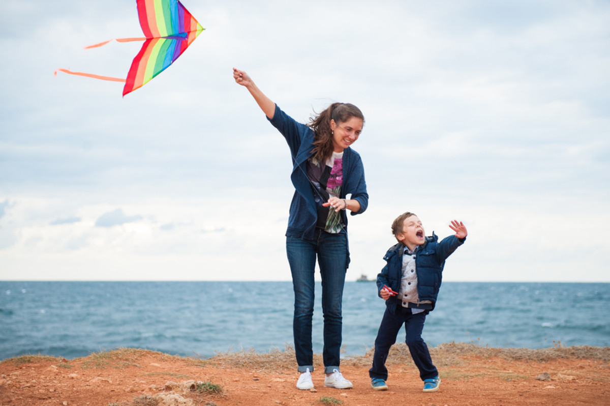 Mutter und Sohn lassen am Strand einen Drachen steigen | Skylum Blog

