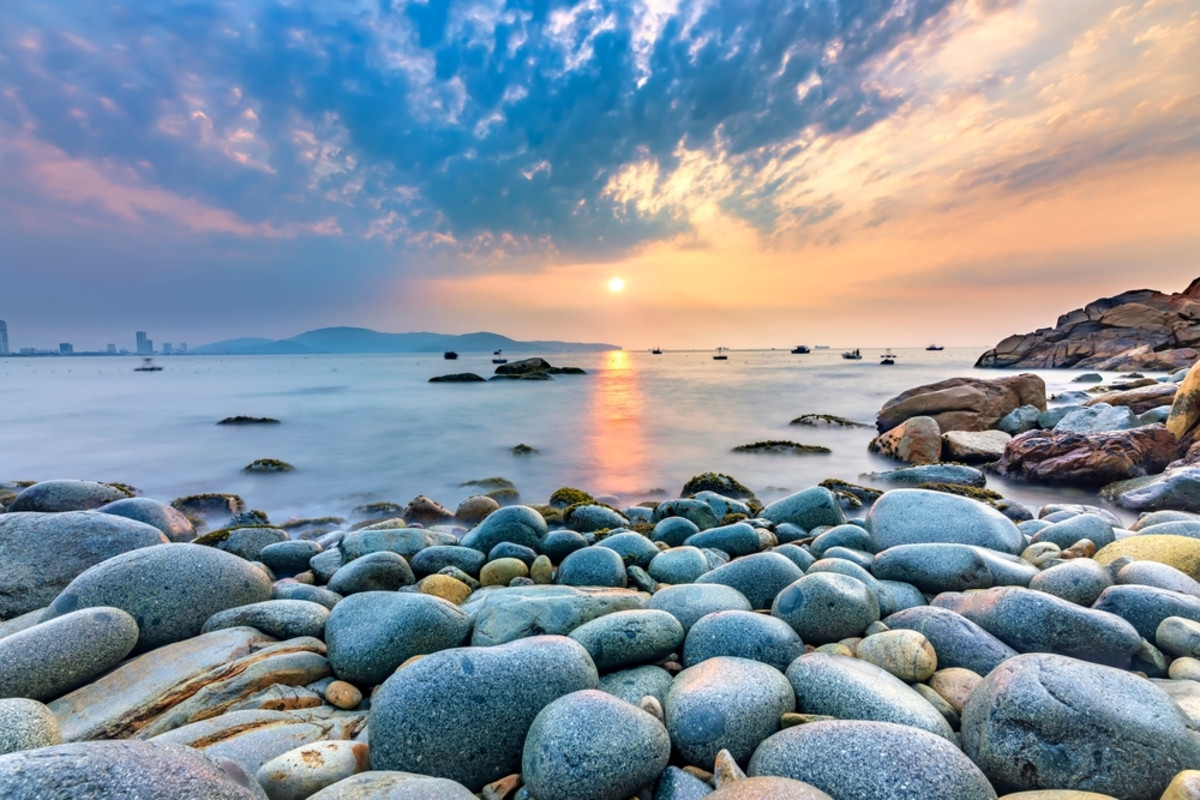 Seashore with rocks | Skylum Blog