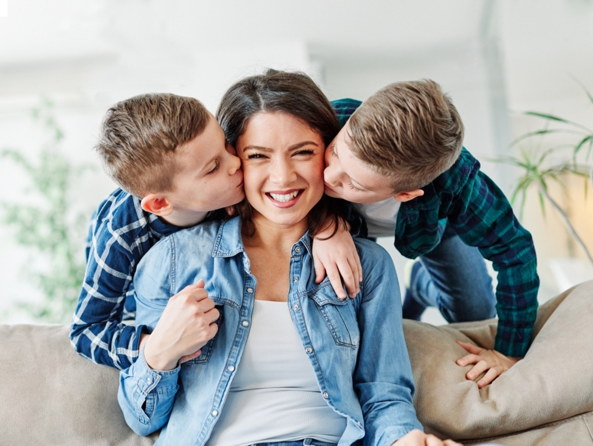 Mutter, die ihre beiden Söhne glücklich umarmt | Skylum Blog

