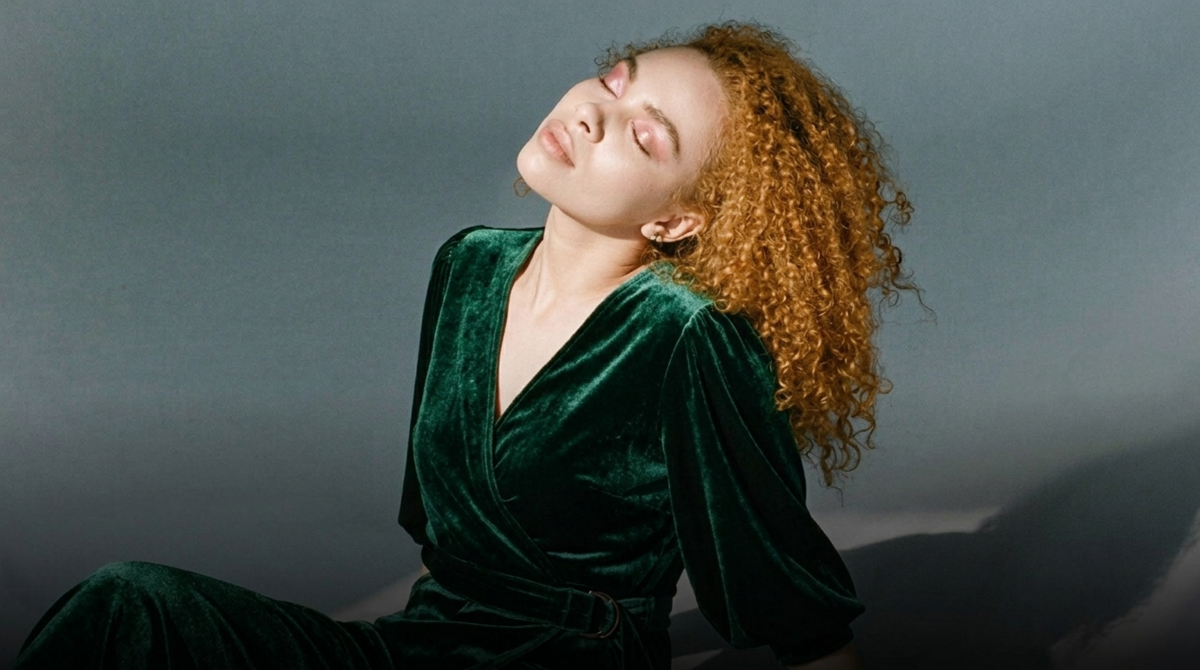 Portrait of a girl with butterfly lighting | Skylum Blog