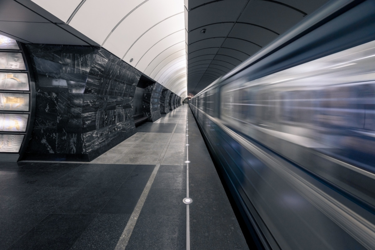 Linear perspective with diagonals in a subway tunnel | Skylum Blog

