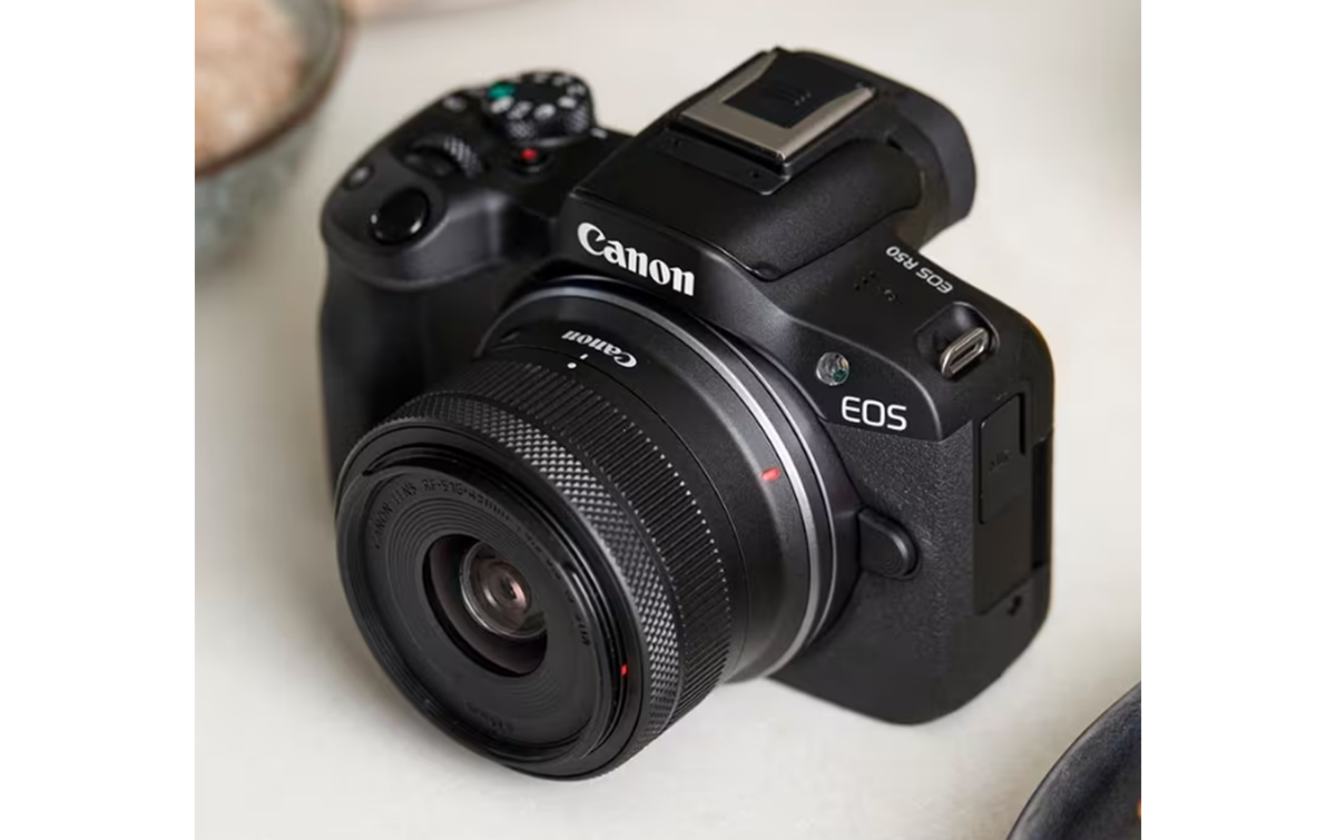 Canon EOS R50 di atas meja | Skylum Blog

