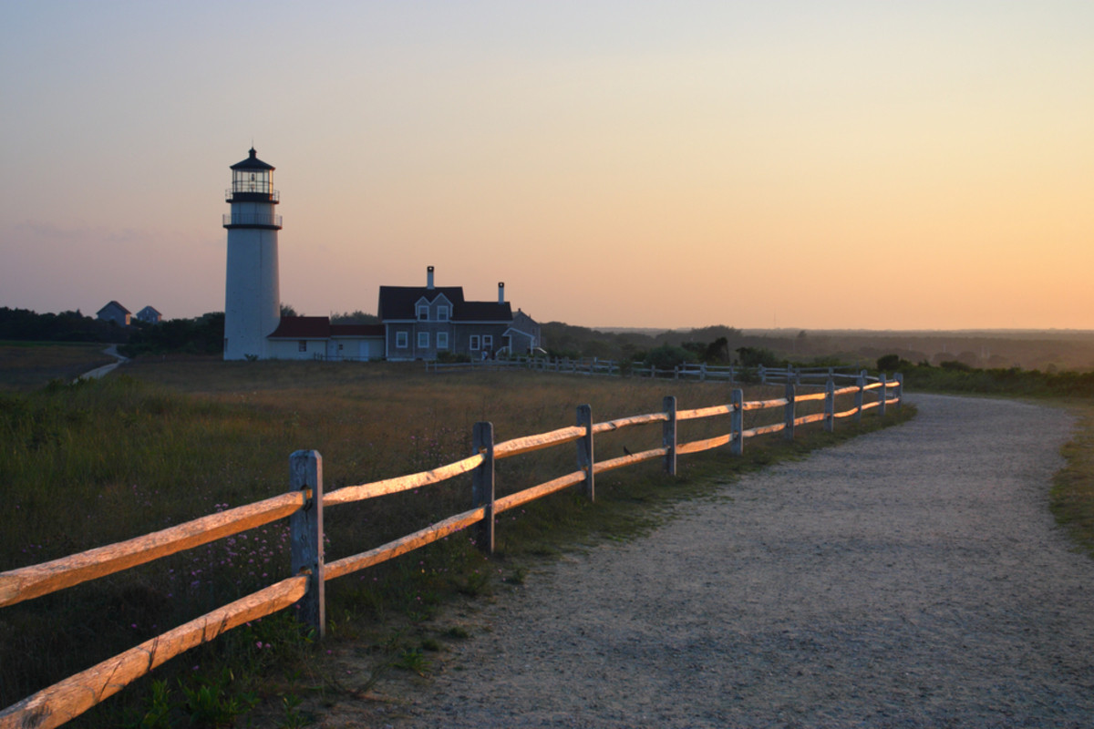 Fence creating a diagonal line toward a lighthouse | Skylum Blog

