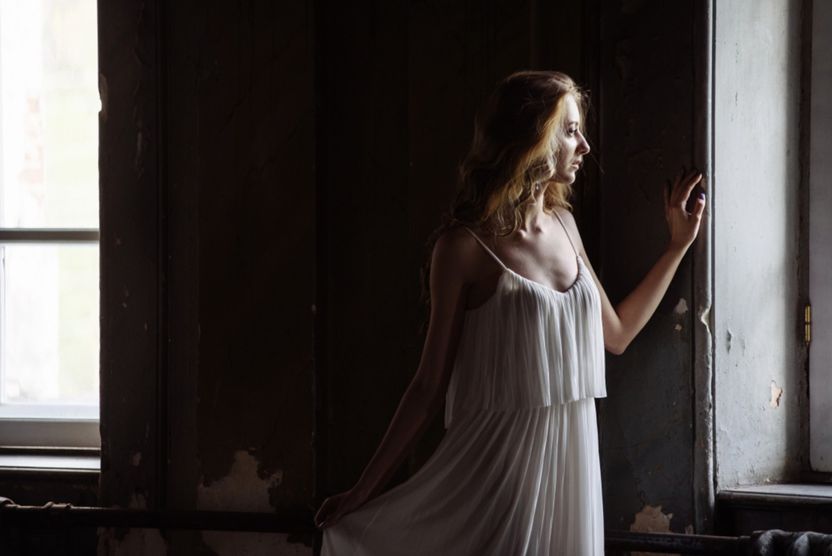 Portrait of a girl with split lighting | Skylum Blog