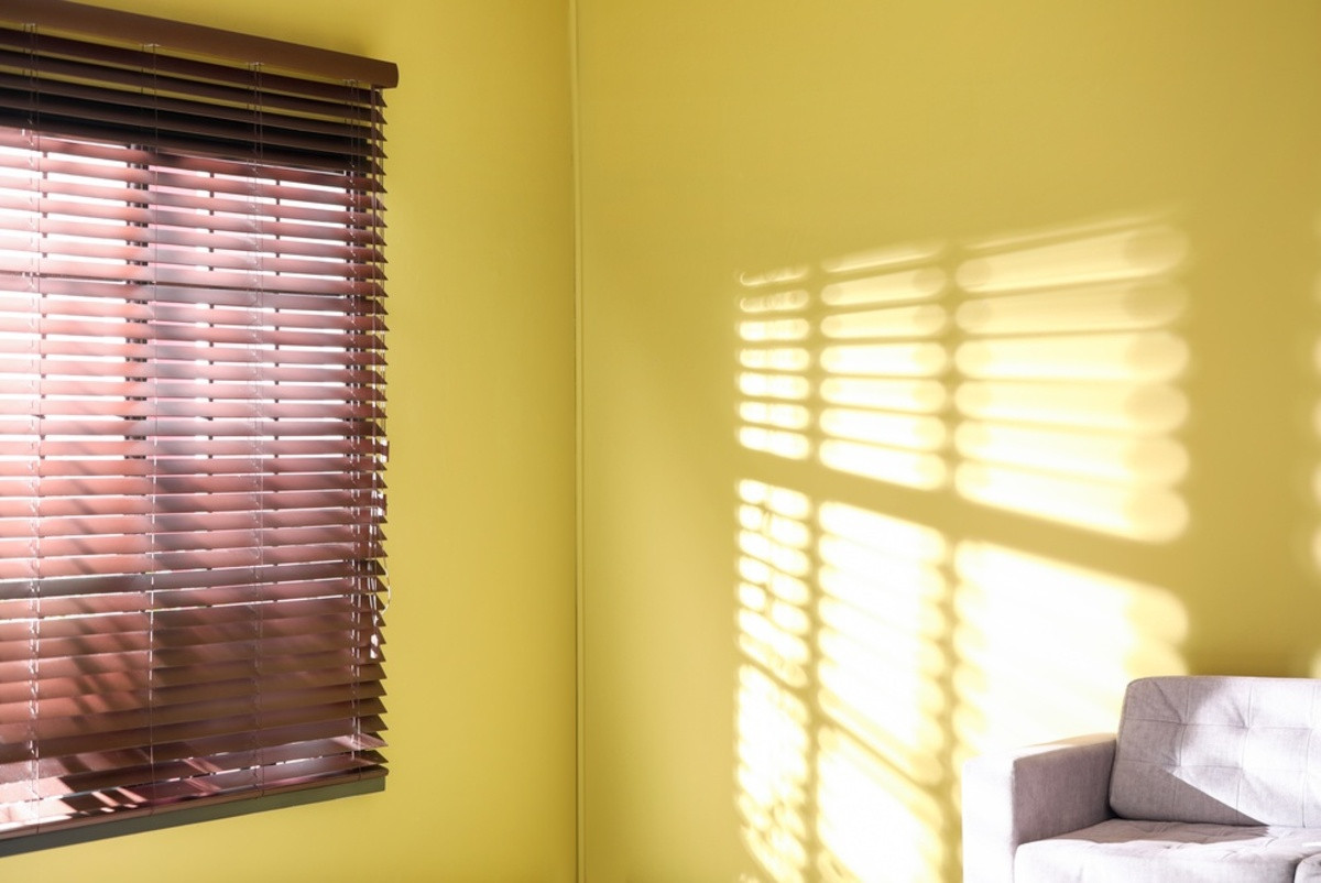 Light from the window passing through the blinds | Skylum Blog