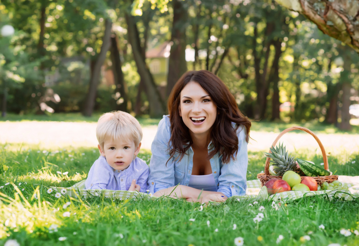Mutter und Sohn machen ein Picknick im Park | Skylum Blog

