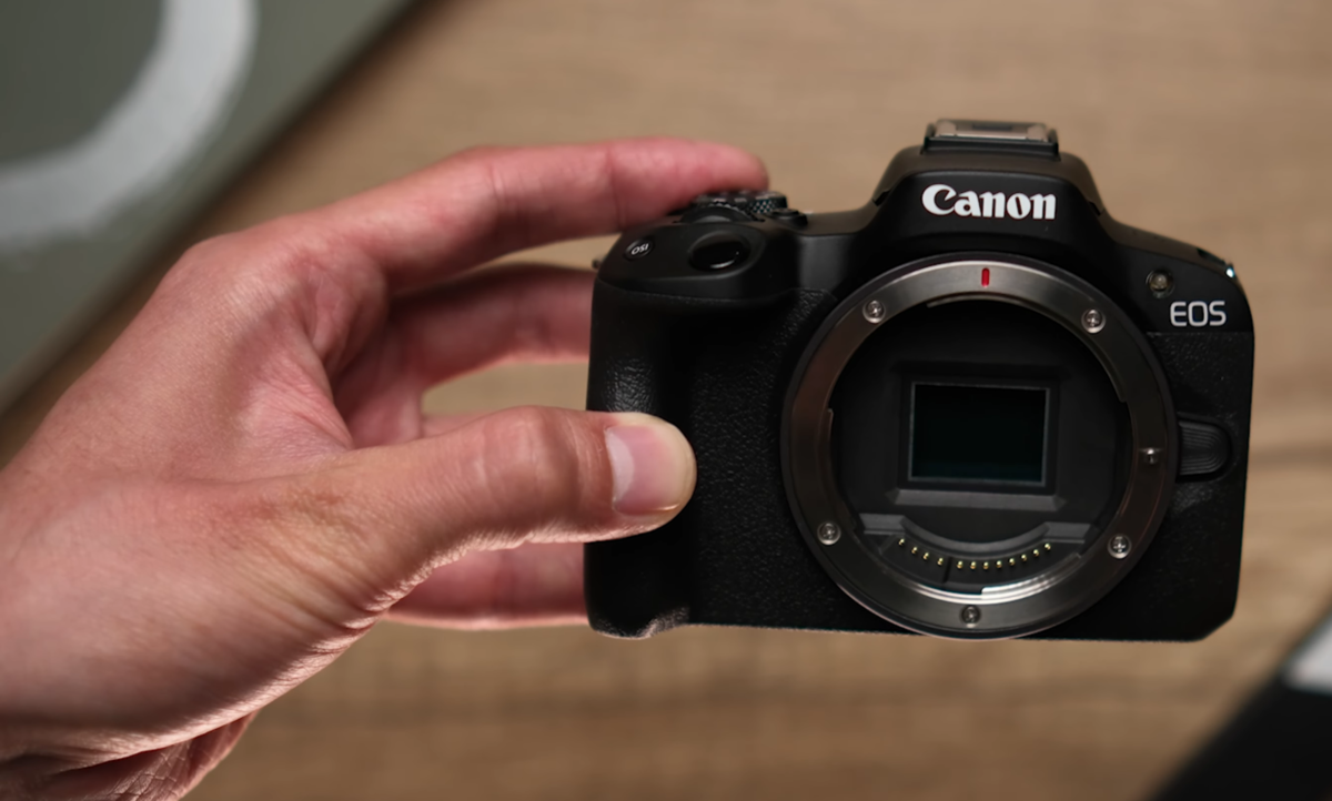 Canon EOS R50 dalam genggaman tangan | Skylum Blog

