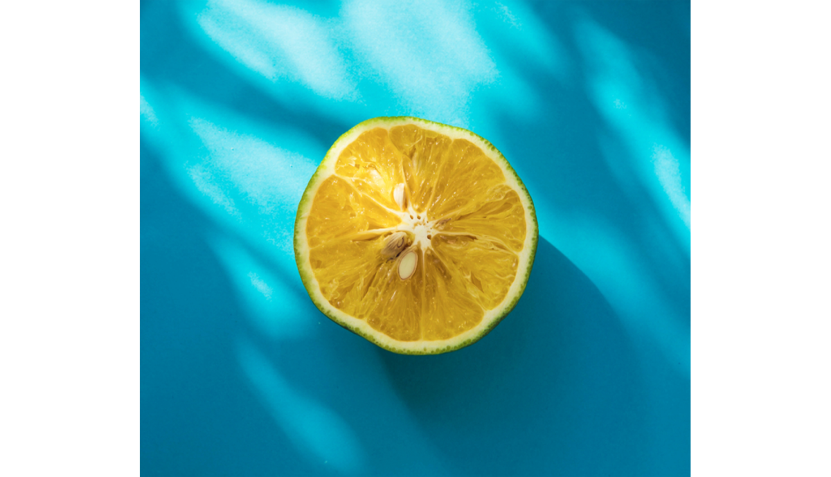 Lemon on a blue background | Skylum Blog