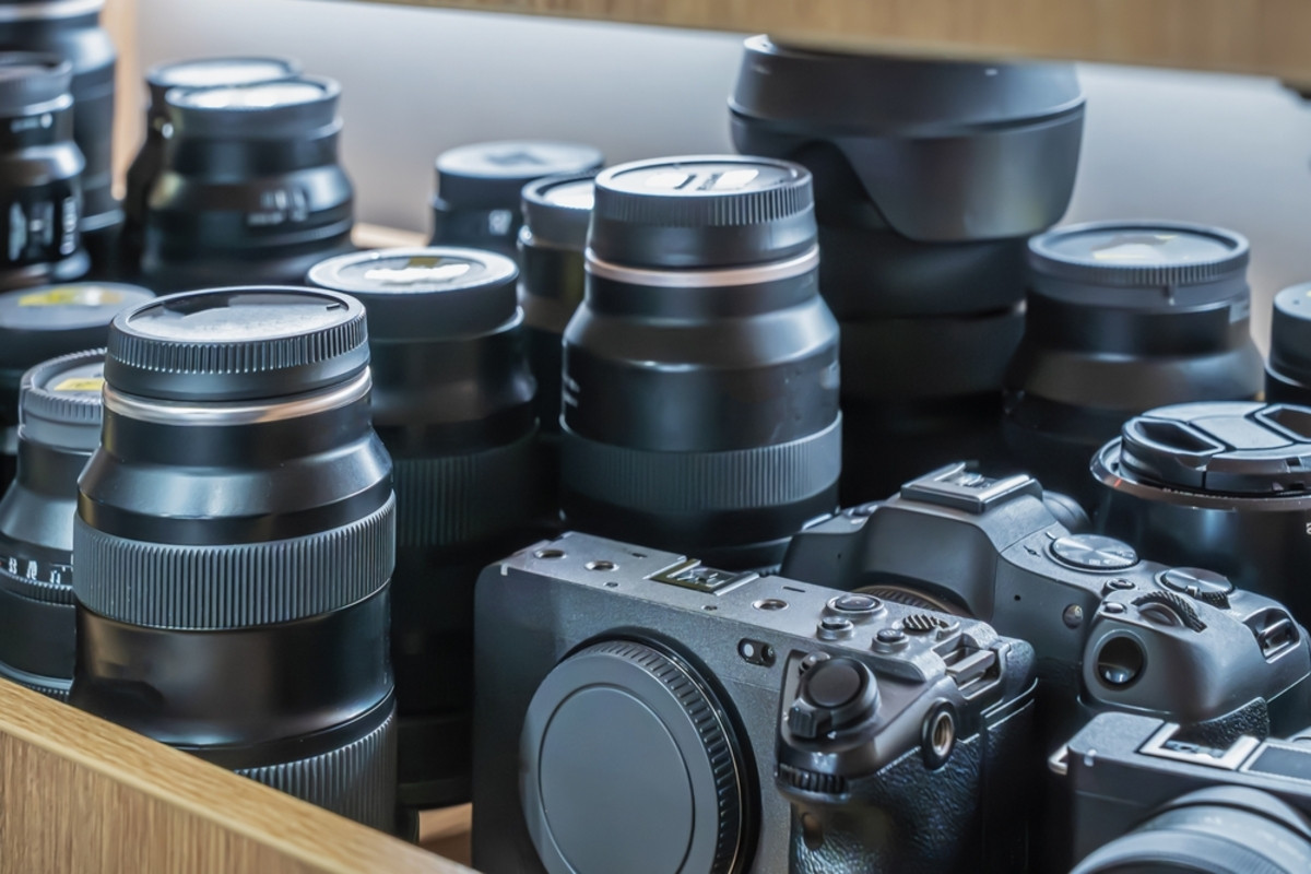 Assorted professional camera lenses on a wooden table | Skylum Blog

