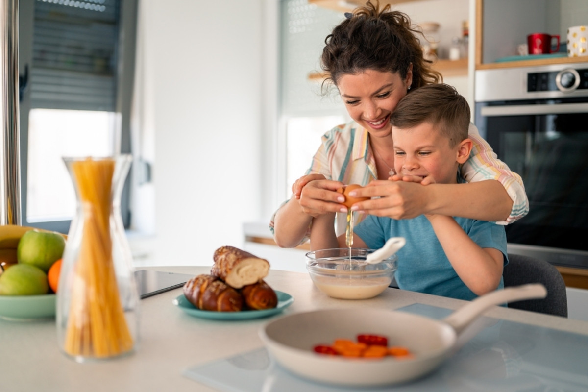 Mutter und Sohn kochen zusammen in einer Küche | Skylum Blog

