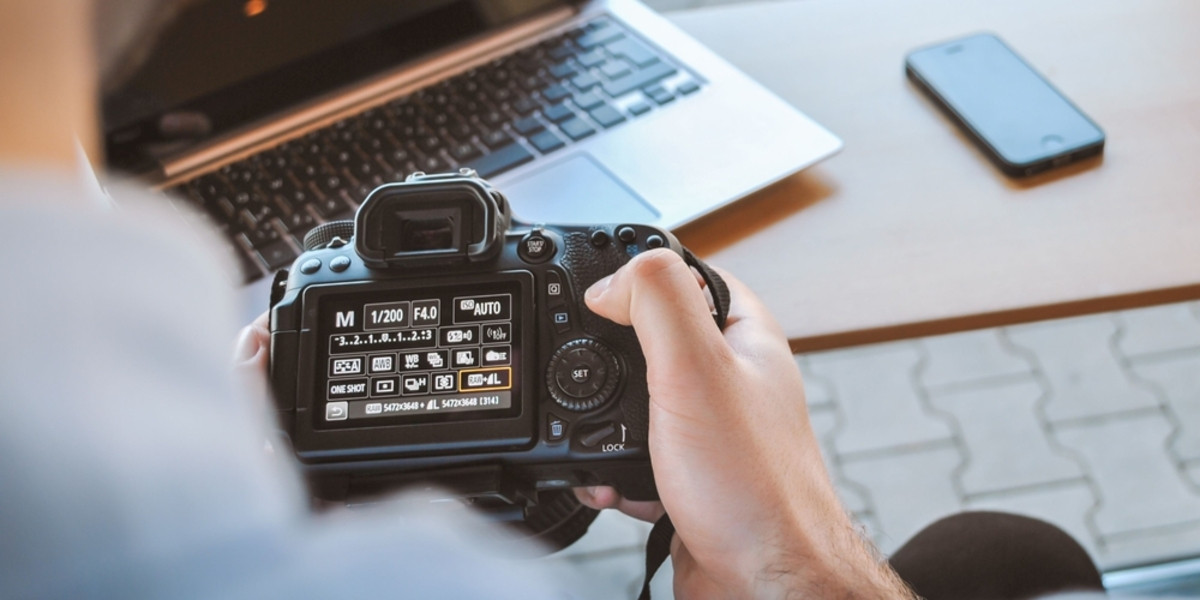 Photographer adjusting camera for sharp diagonal shots | Skylum Blog

