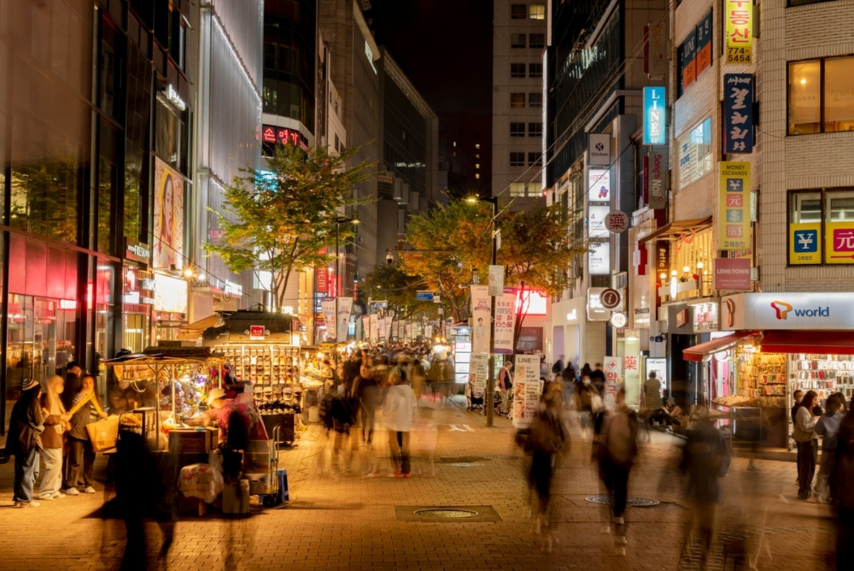 Photo of passers-by taken in Bulb mode | Skylum Blog

