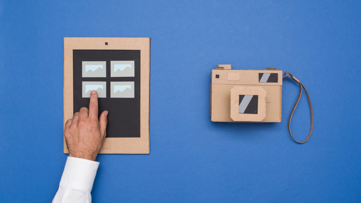 A man's hand selects a photo | Skylum How-to

