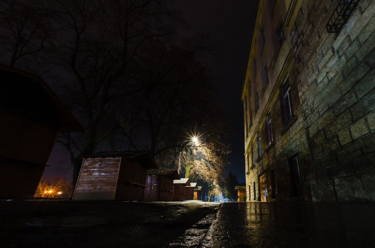 Night street lighting creating a starburst effect | Skylum Blog

