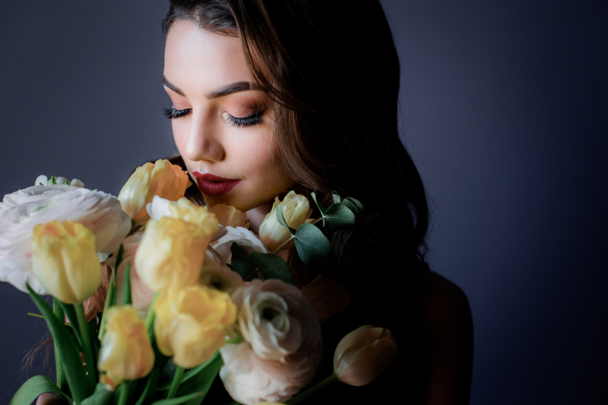 A girl looks at a bouquet of flowers | Skylum Blog

