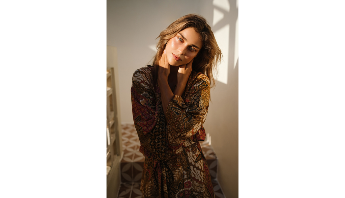 Portrait of a girl with warm light from the window | Skylum Blog