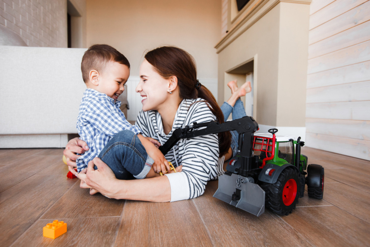 Mutter und Sohn spielen mit Ton an einem Tisch | Skylum Blog

