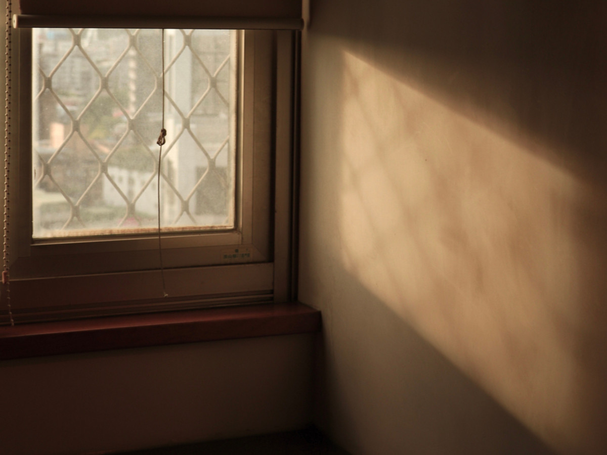 Warm window light from a small window | Skylum Blog

