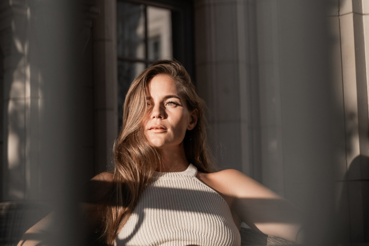 Portrait of a girl with warm light from the window | Skylum Blog

