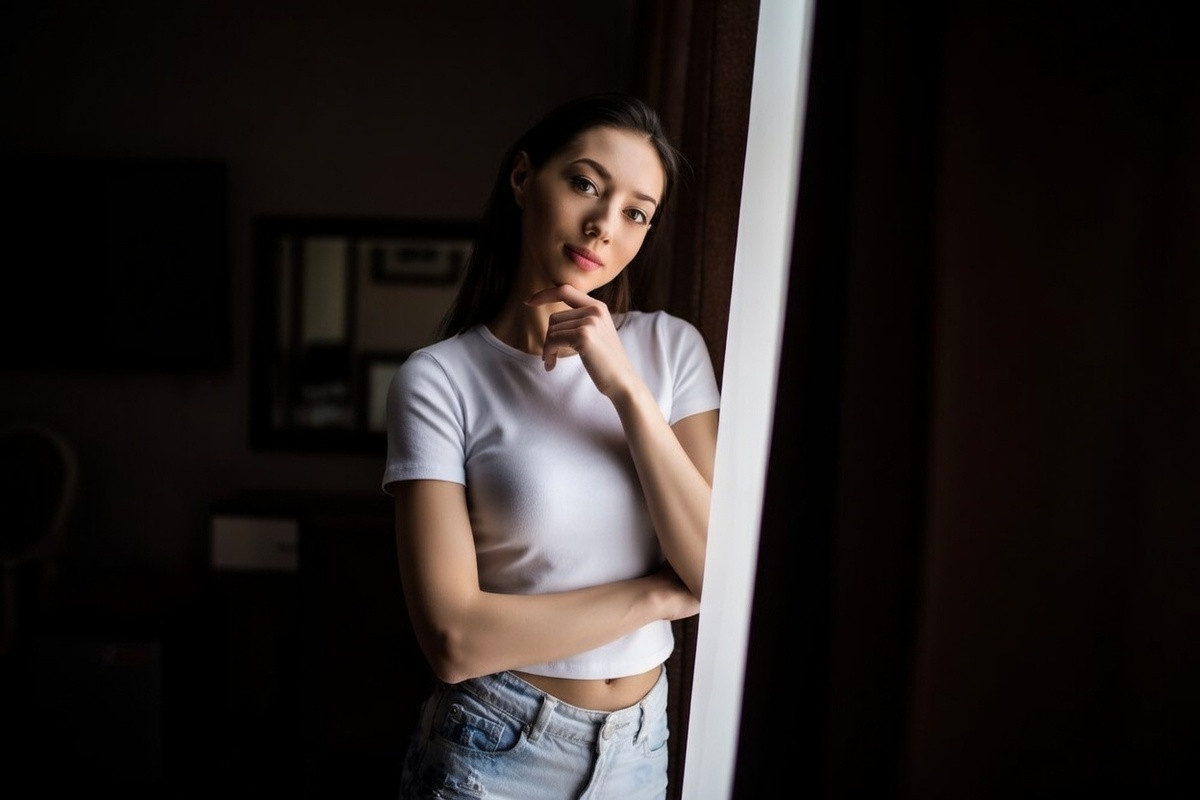 Portrait of a girl by the window | Skylum Blog

