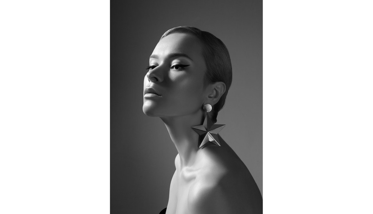 Black and white portrait of a girl with Rembrandt lighting | Skylum Blog

