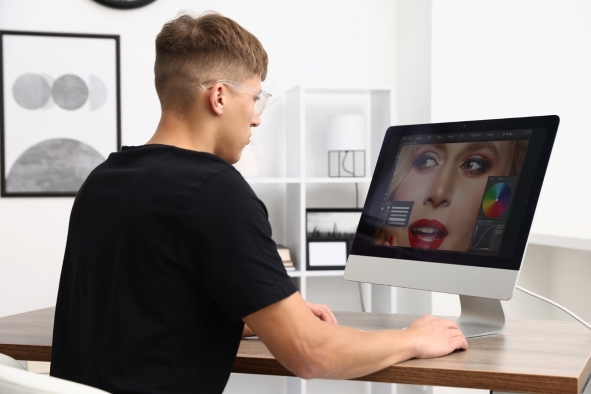 A photographer edits a photo | Skylum Blog

