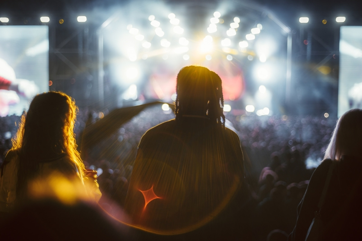 Golden lens flare at a crowded music concert | Skylum Blog

