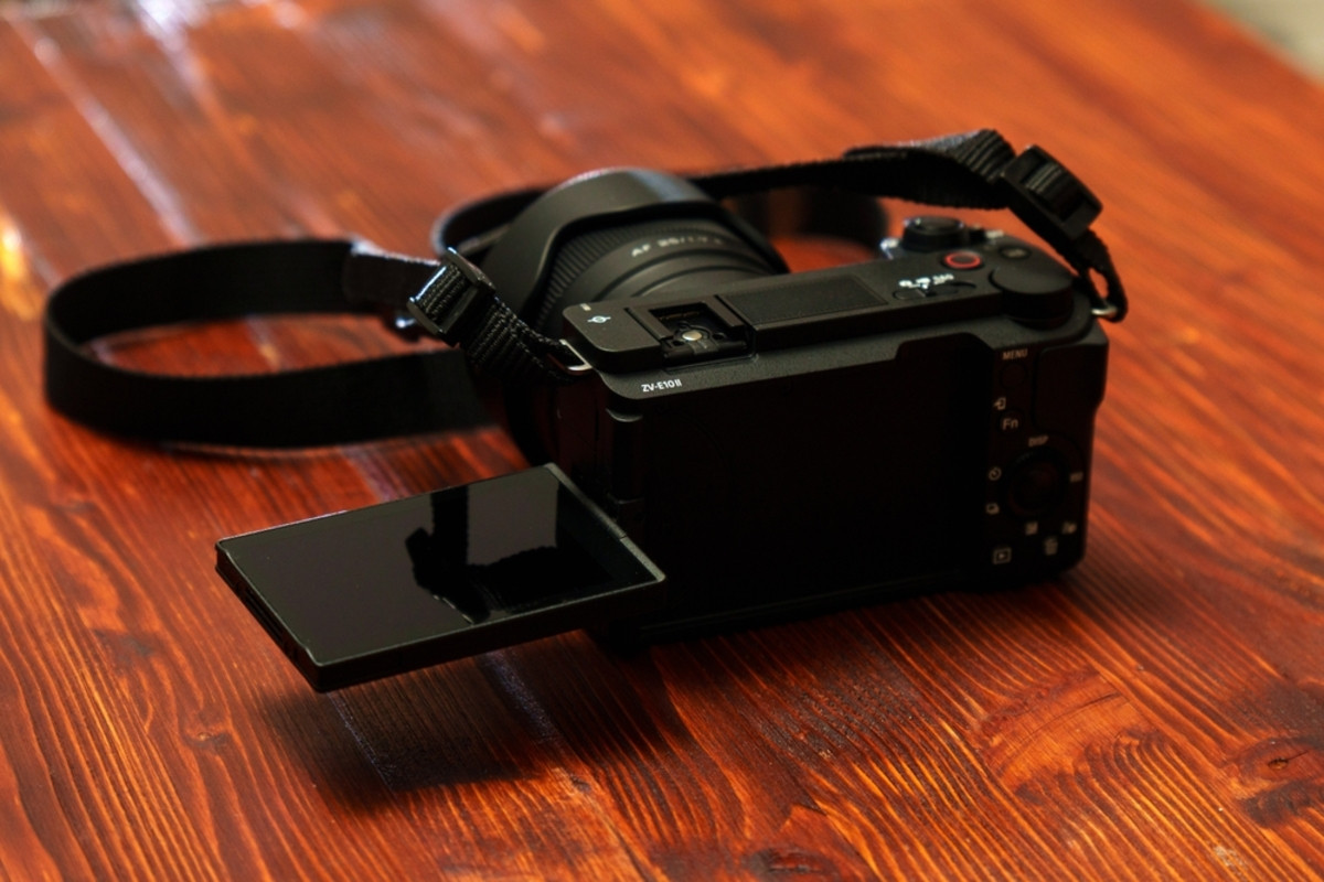 Sony ZV-E10 II op tafel | Skylum Blog

