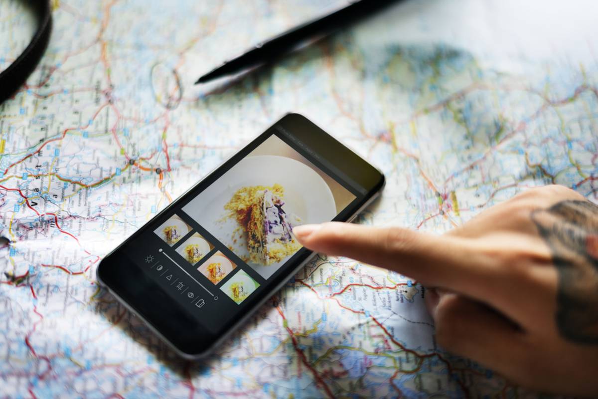 A girl chooses a preset for a photo on her smartphone | Skylum Blog
