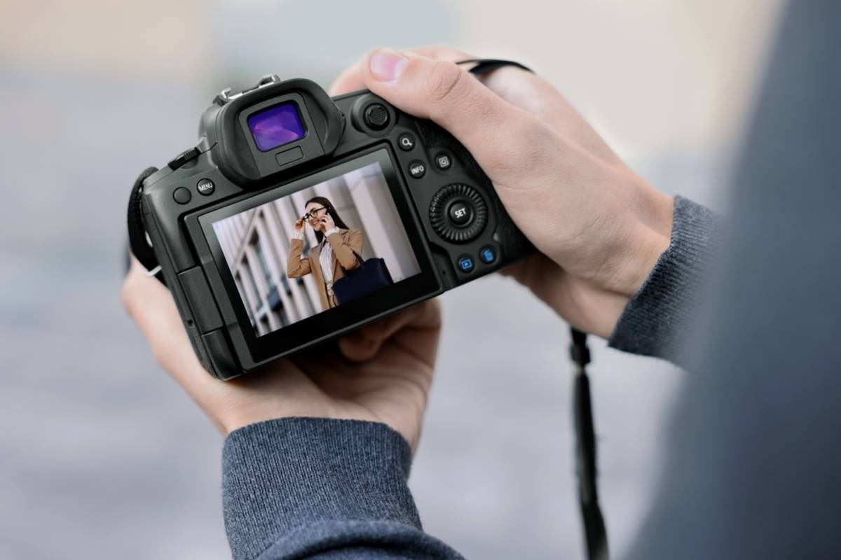 Ein Fotograf schaut sich ein Foto auf einer Kamera an | Skylum Blog