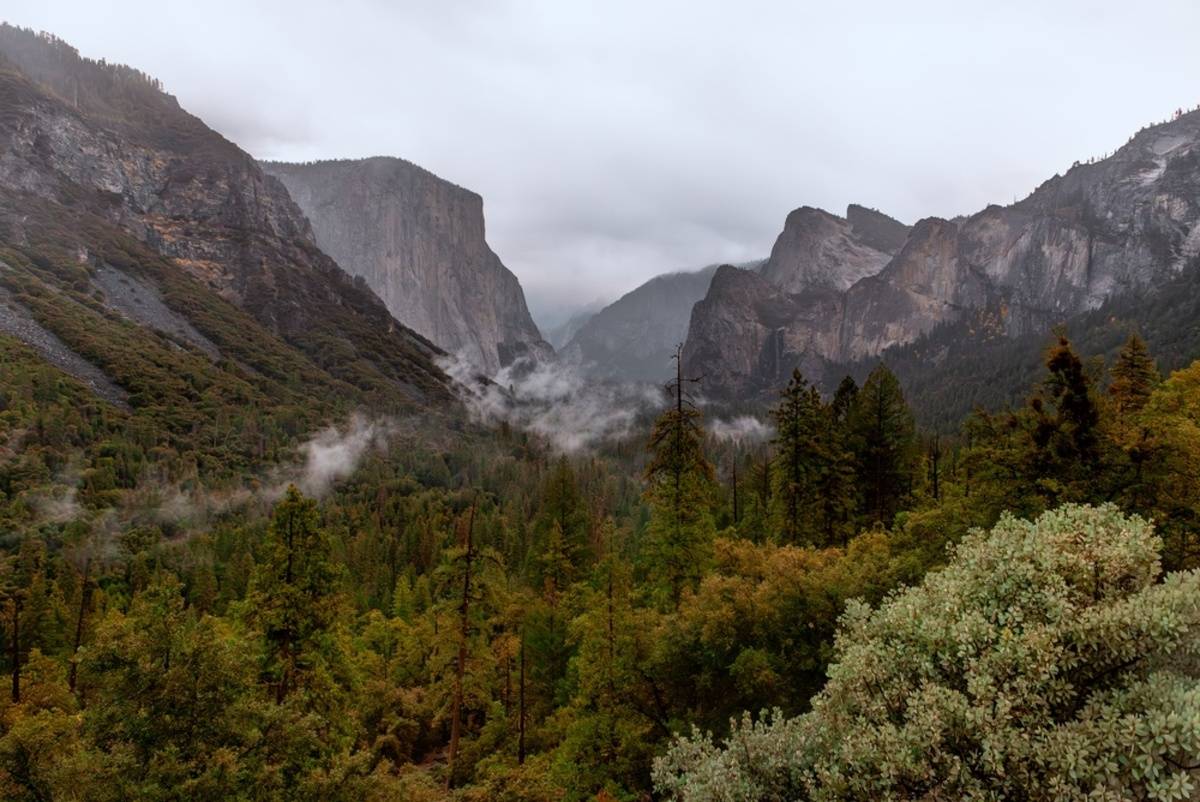 Mountain landscape in foggy weather | Skylum Blog

