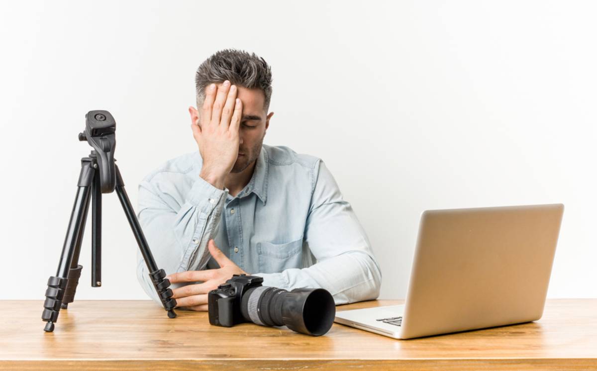 Een gefrustreerde fotograaf zit achter zijn computer | Skylum Blog

