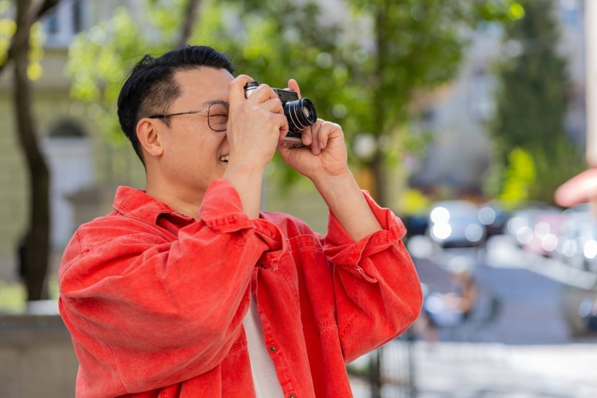 A photographer takes a photo | Skylum Blog

