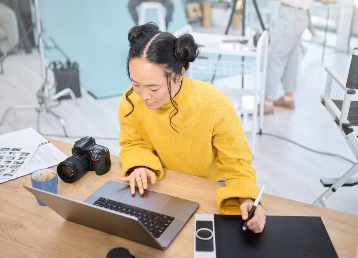A photographer edits a photo | Skylum Blog

