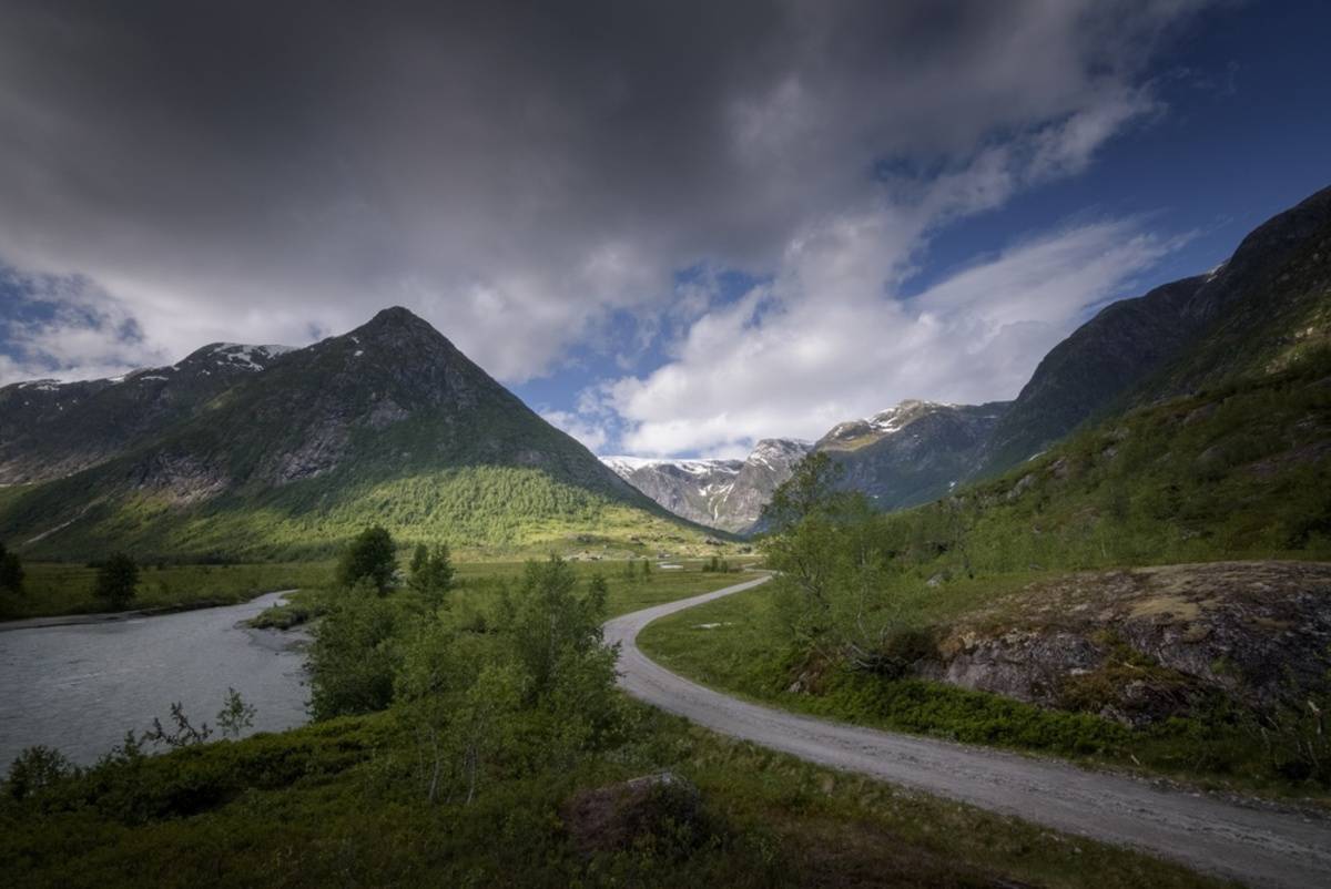 The path leading to the mountains | Skylum Blog

