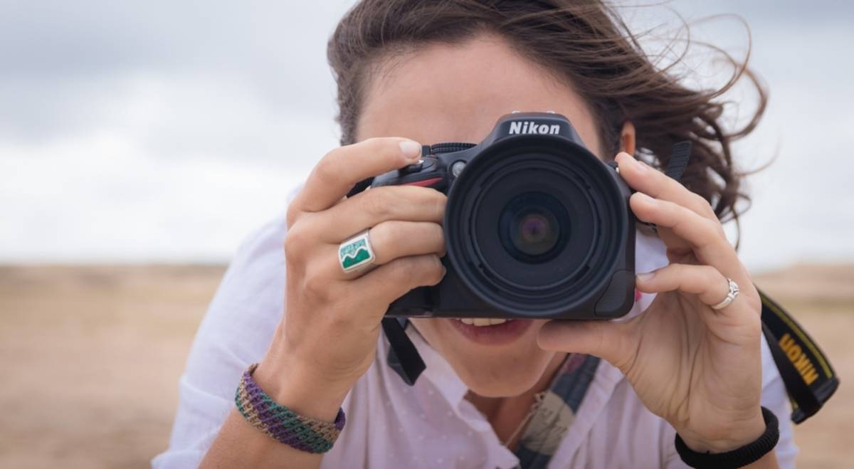 A photographer takes a photo | Skylum Blog

