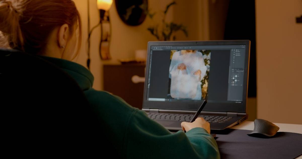 Een fotograaf bewerkt een foto | Skylum Blog

