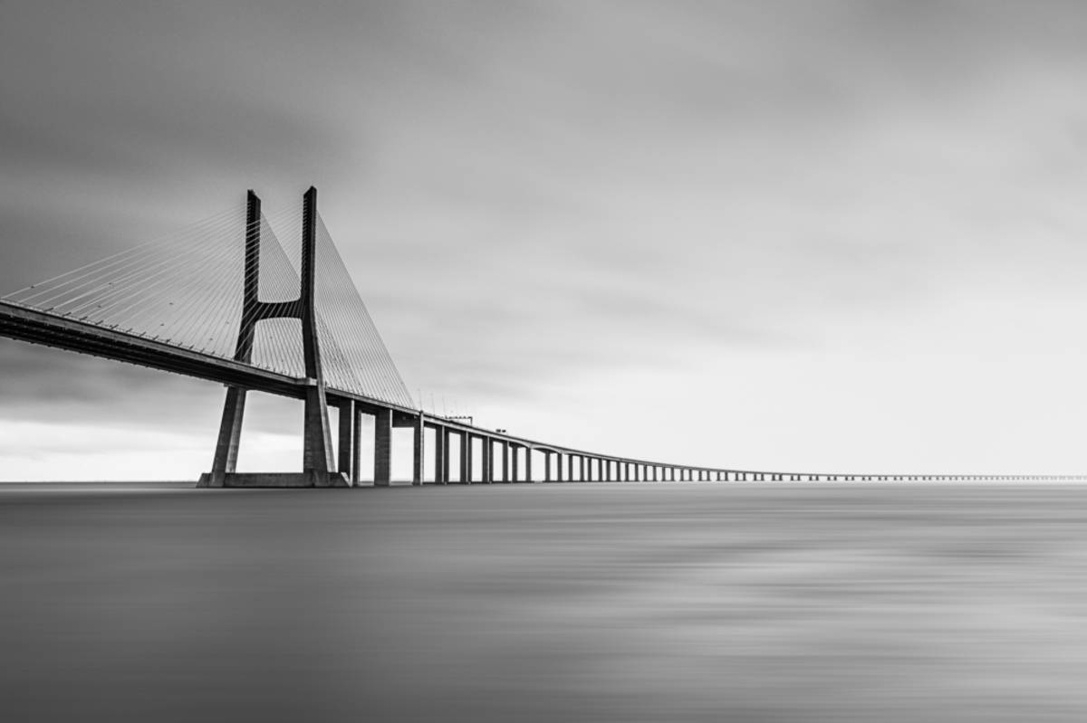 Zwart-wit foto van de brug | Skylum Blog

